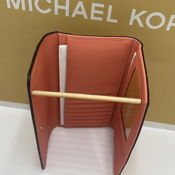 MICHAEL KORS JET SET TRAVEL LARGE TRIFOLD WALLET SHERBERT COLOR
NWT - Picture 7 of 16